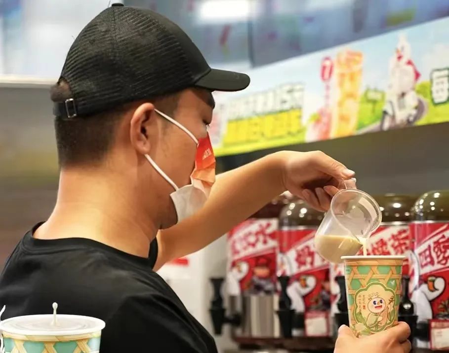 茶饮行业“AB面”：谁翻车？谁狂奔？