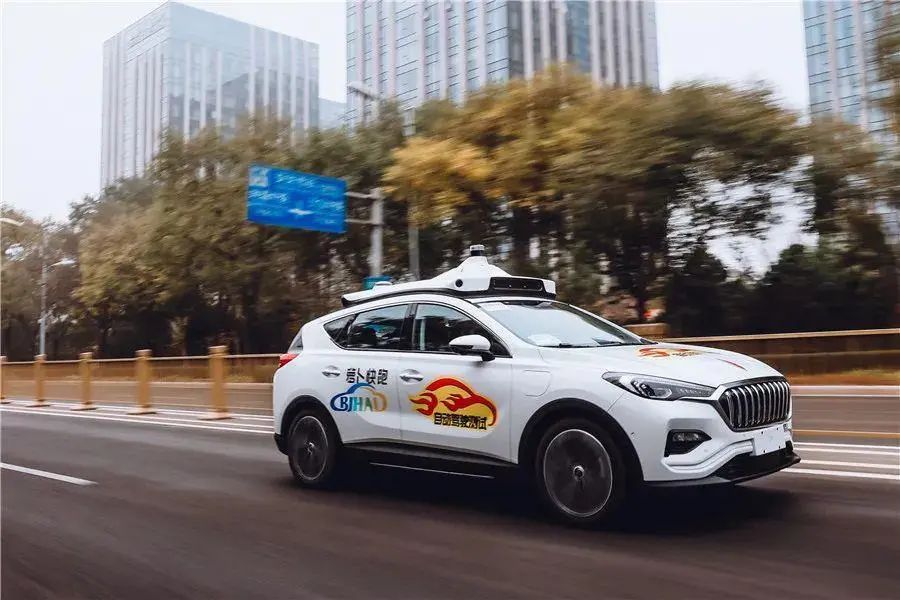 自动驾驶市场暗流涌动：百度与特斯拉的Robotaxi之战一触即发